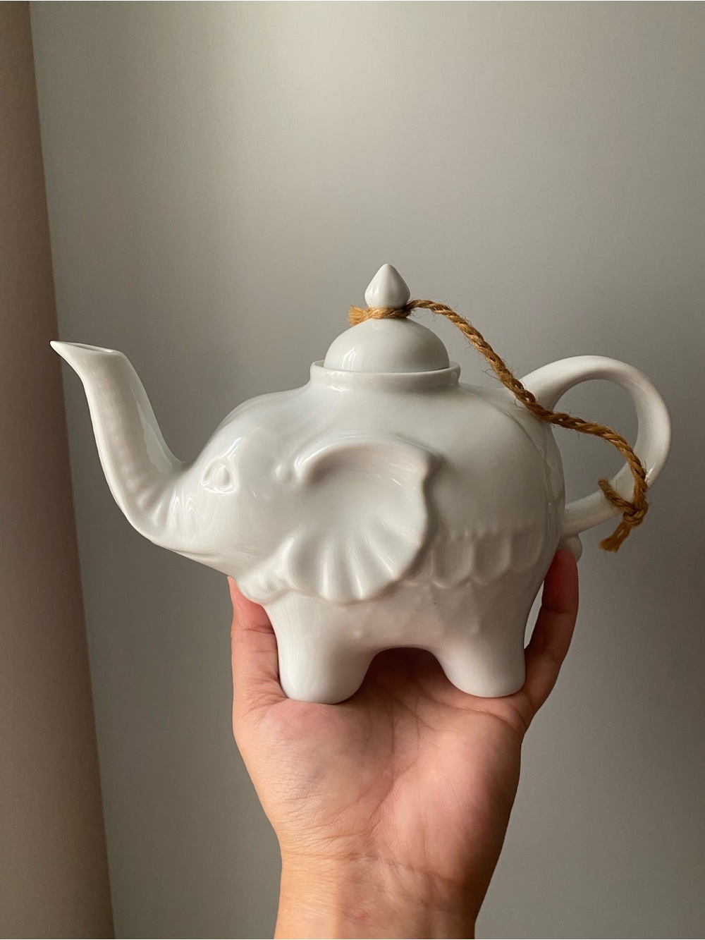 WHITE CERAMIC ELEPHANT TEAPOT BRAND NEW